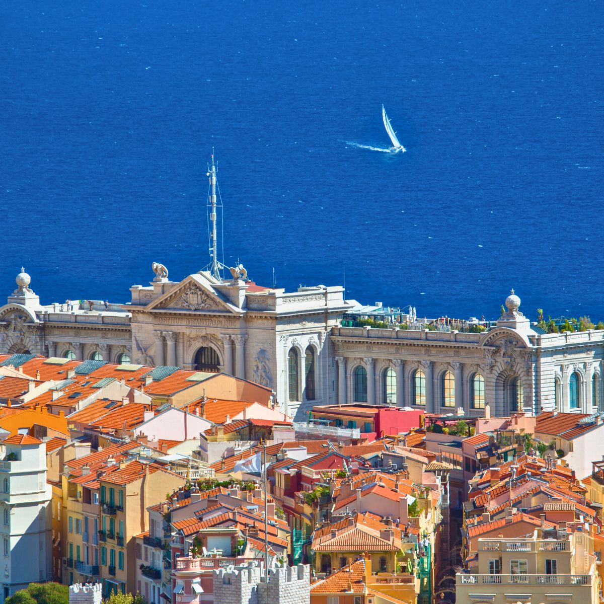 Blick von oben auf Moanaco Ville und das Ozeanographische Museum in Monaco